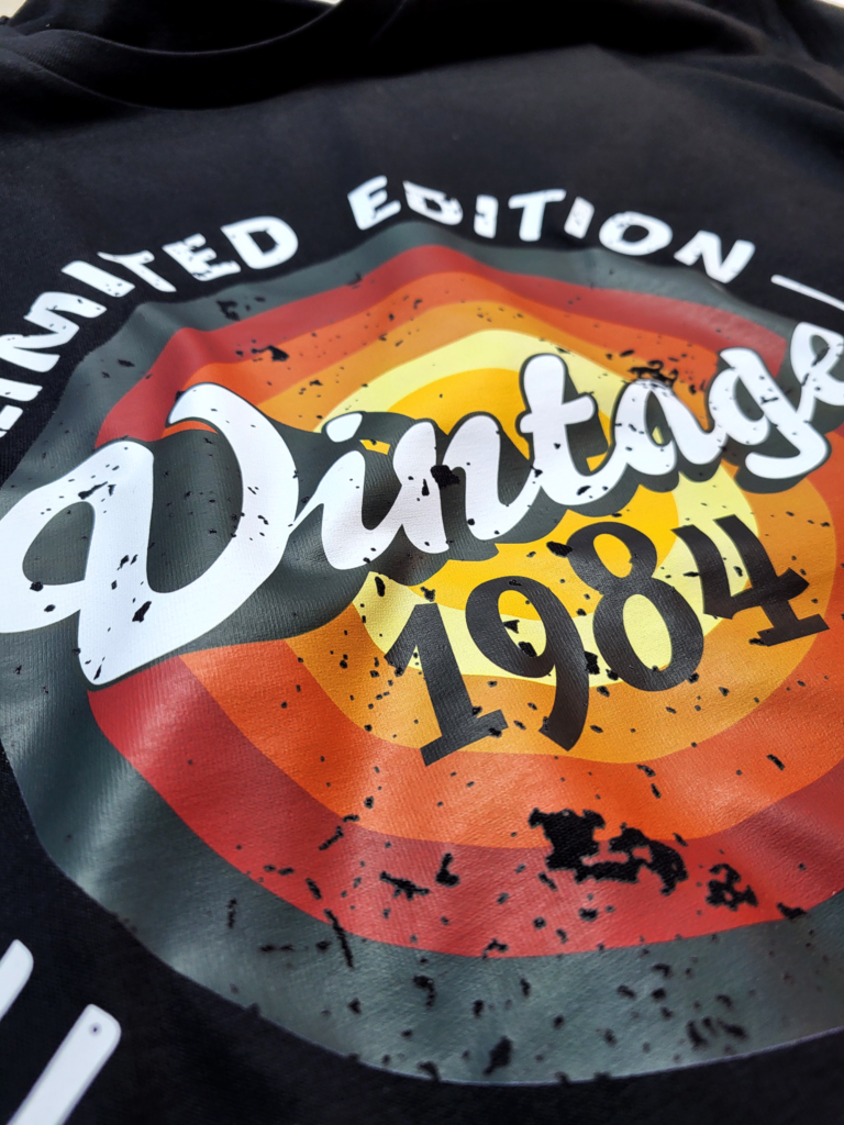 przykładowa koszulka czarna z&nbsp;nadrukiem na urodziny zoom